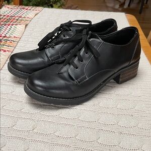 Women’s sz 10 Eastland Trish Black Oxford Lace Up 2” heel Very good condition